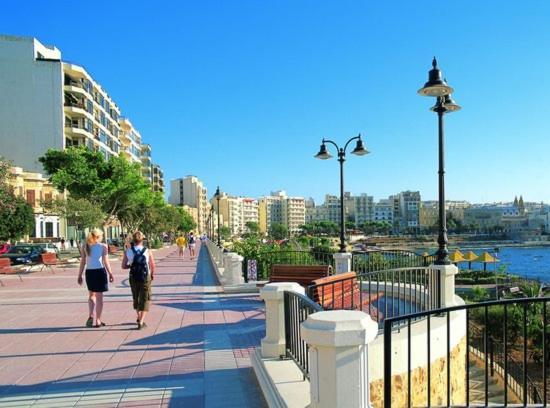 Modern 2 Bedroom Maisonette In Central Слима Экстерьер фото